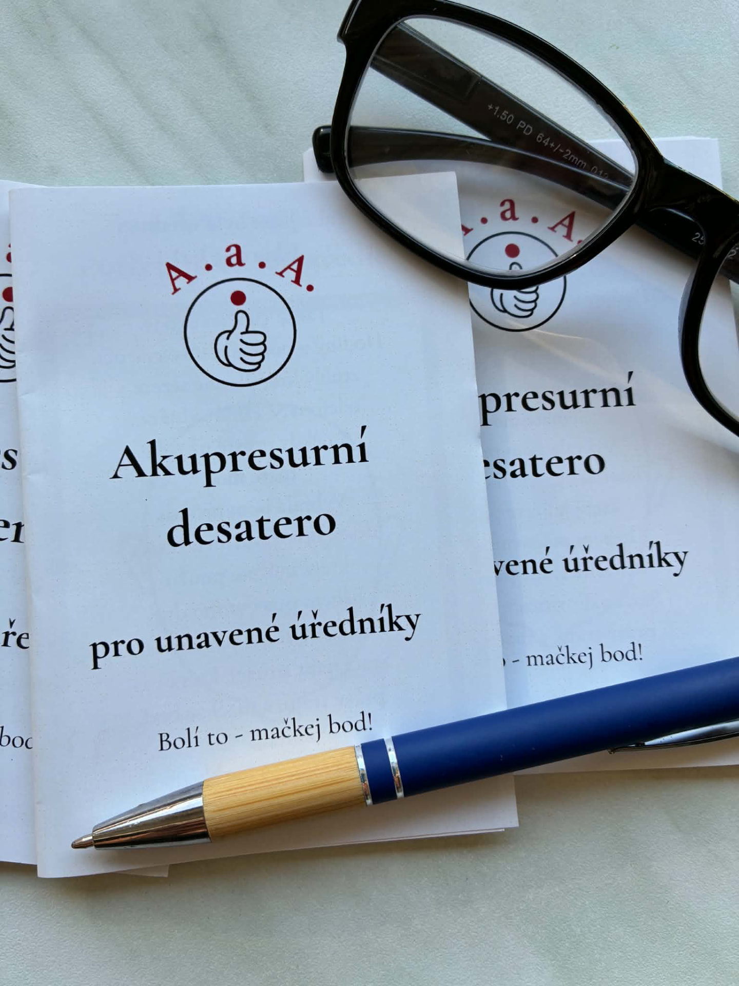 Akupresurní desatero pro unavené úředníky s brýlemi a perem